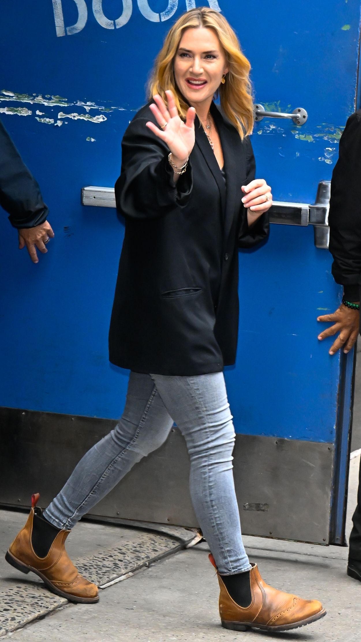 Kate Winslet's skinny jeans and Chelsea boots are effortlessly elegant