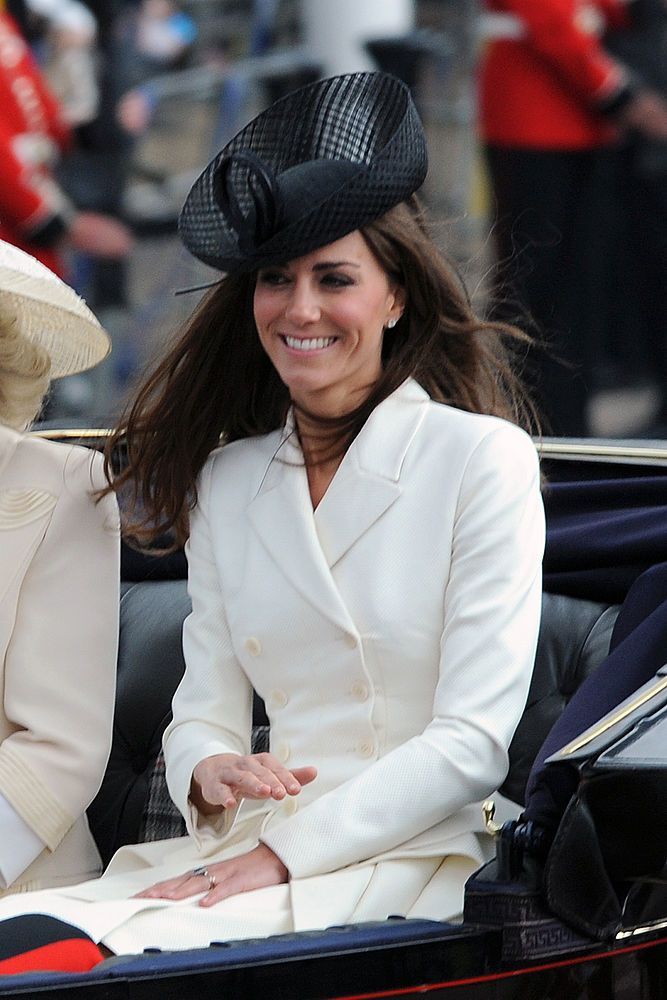 Hat, Fashion, Headgear, Street fashion, Fashion accessory, Sitting,