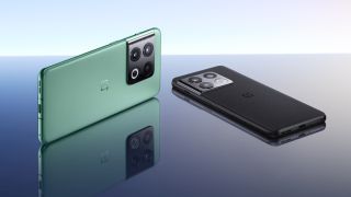OnePlus 10 Pro vihreänä ja mustana