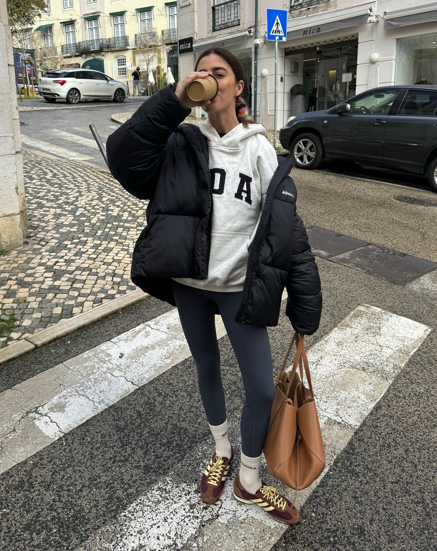 Fashion influencer @vicmontanari wears a chic outfit with basic black leggings.