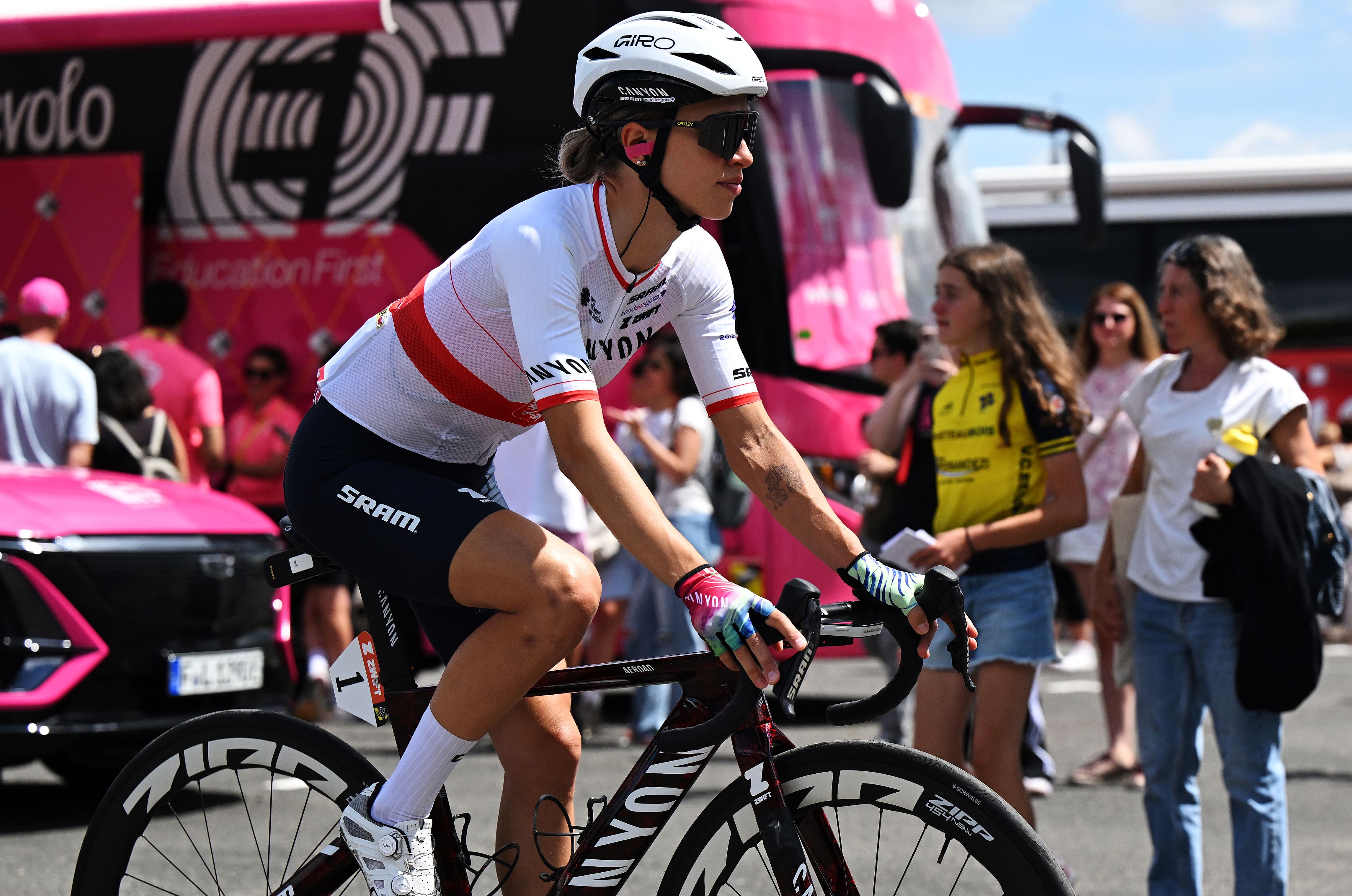 Kasia Niewiadoma-Phinney heads to sign on for stage 4 at the Tour de France Femmes 2025