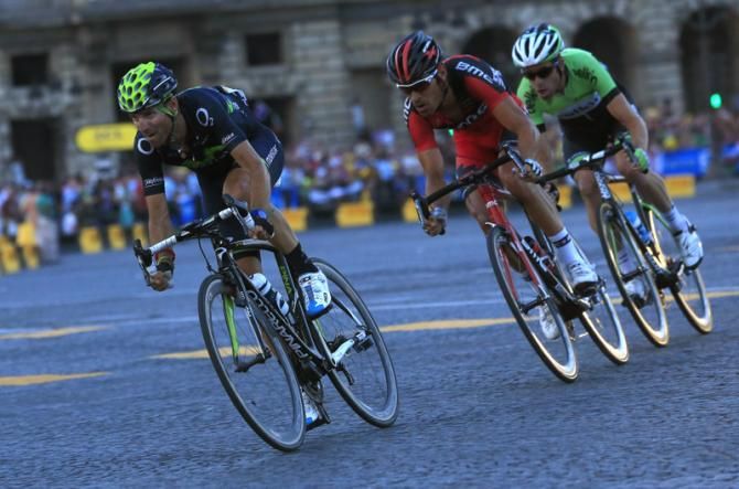 Alejandro Valverde (Movistar) leans into a corner in Paris