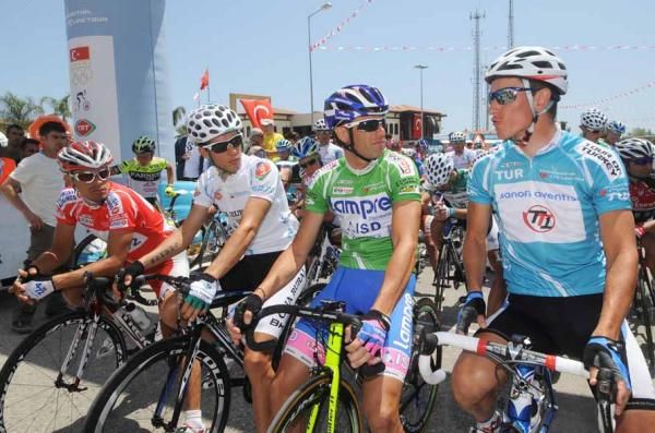 Alessandro Petacchi (Lampre-ISD) shares a word with Alexander Efimkin (Team Type 1 - Sanofi Aventis) before the start of stage 7.