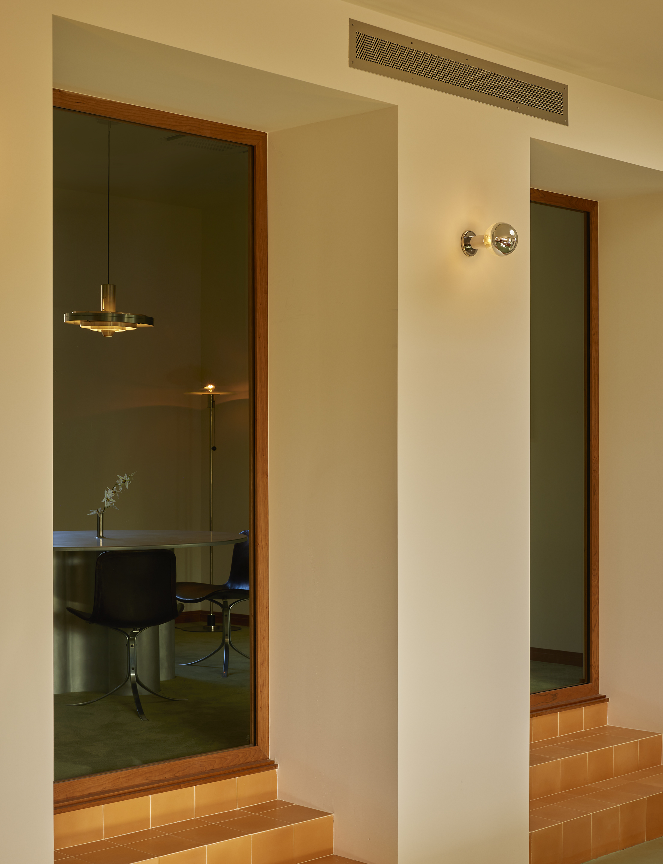 office furnished with cherry wood and terracotta tiles in Los Angeles