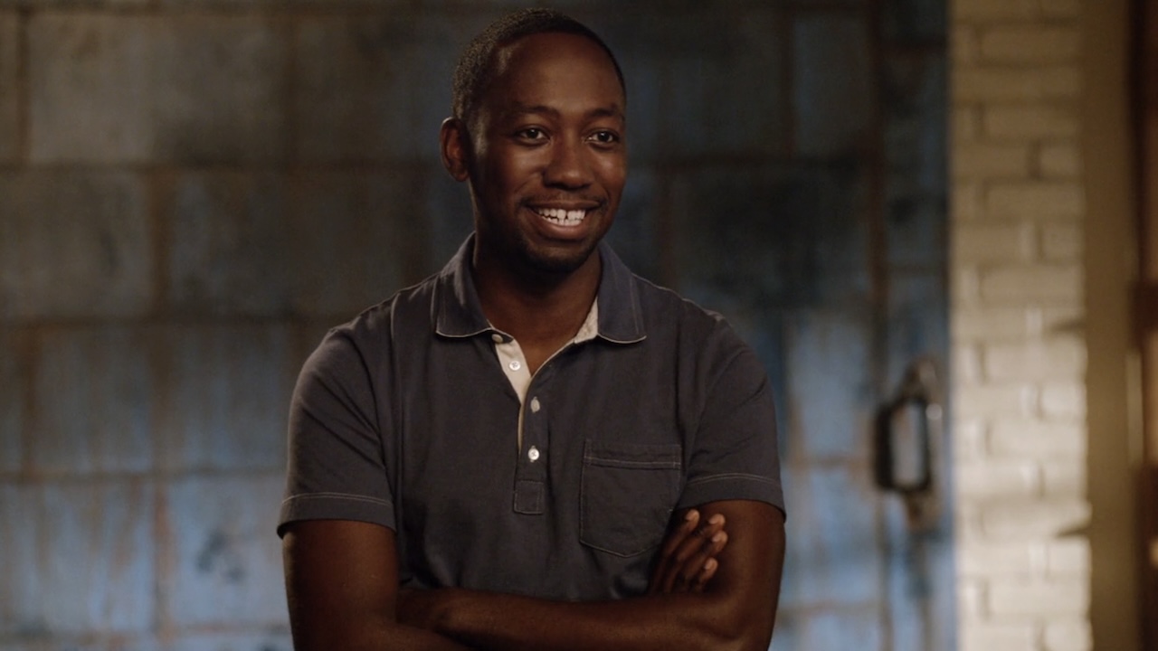 Winston smiling and crossing his arms in New Girl