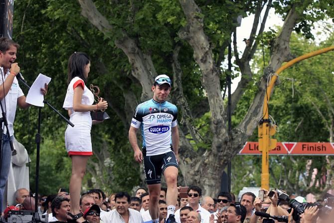Stage 1 winner Mark Cavendish (Omega Pharma-Quick Step) steps onto the podium stage.