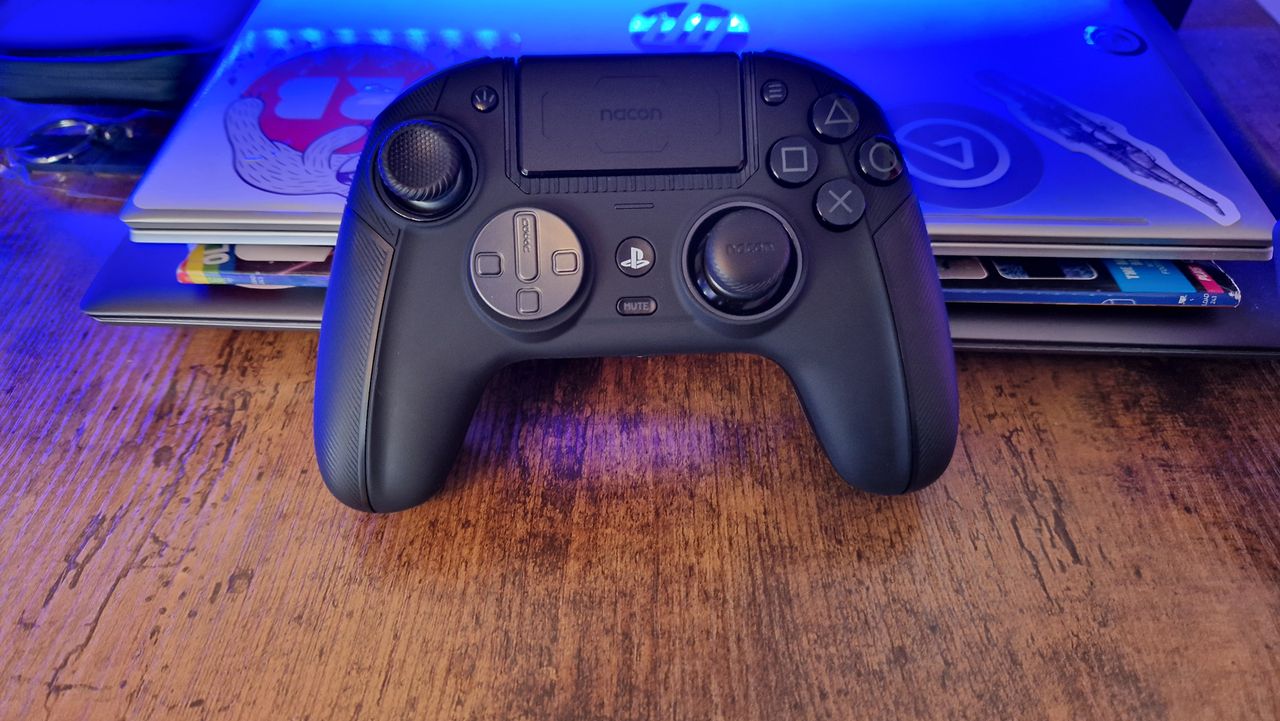 Nacon Revolution 5 Pro face-on
