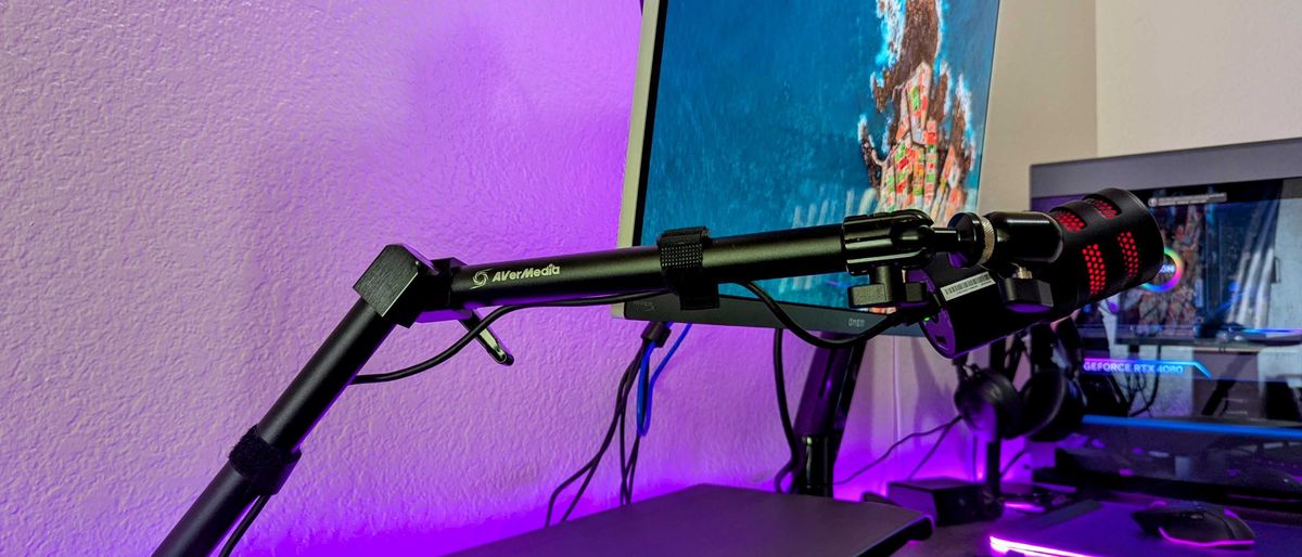 The AVerMedia FLEXI go (BA311L) mic arm on a desk with the AVerMedia VERSATI go microphone attached.