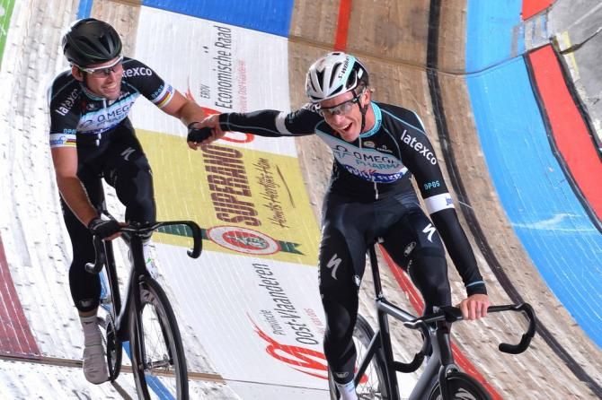 Iljo Keisse practises slingshotting Mark Cavendish