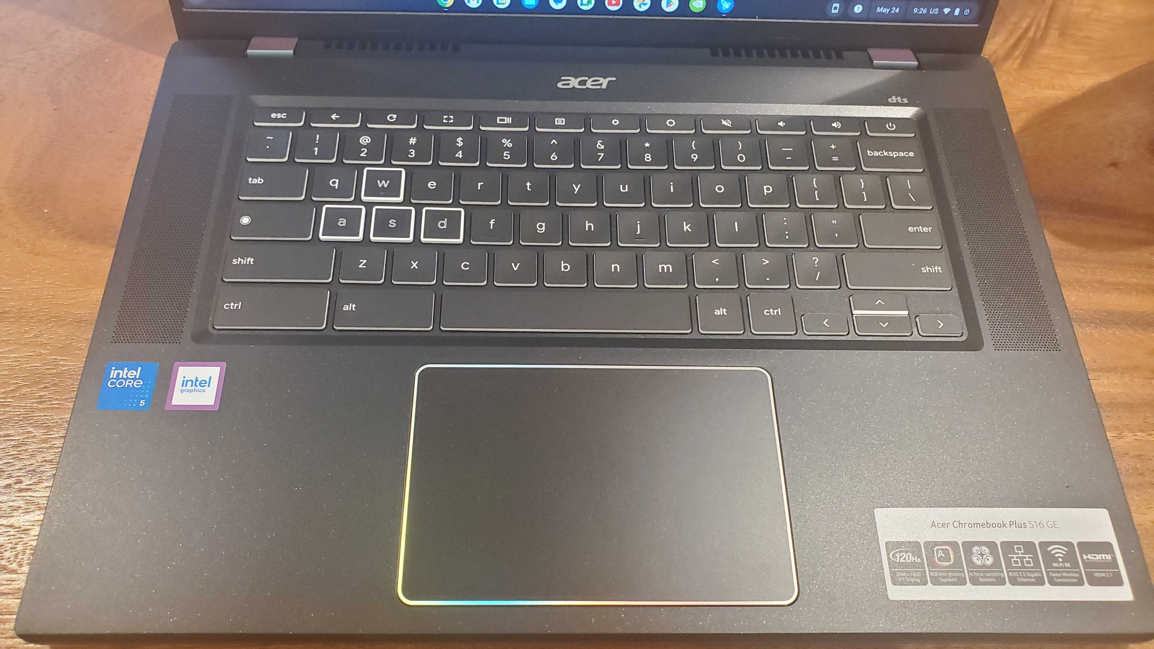 Chromebook negro sobre un escritorio de madera