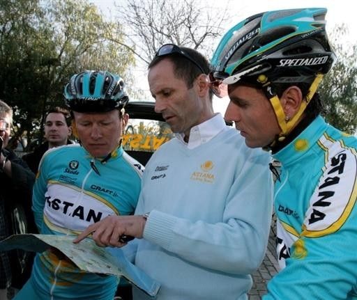 Kl&ouml;den (r) and Vinokourov (l) talk with Kummer.