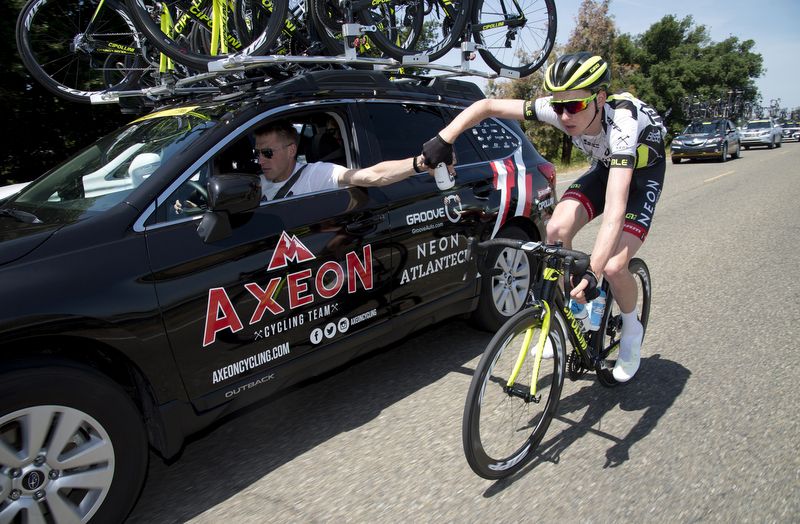 Tao Geoghegan Hart drops back to the Axeon team car