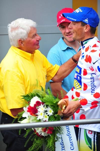 Raymond Poulidor congratulates Johnny Hoogerland (Vacansoleil)