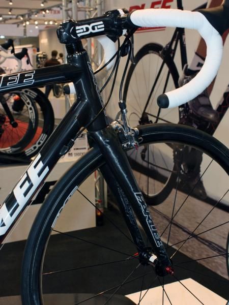 The tapered full-carbon fork is built for Parlee by Edge Composites.