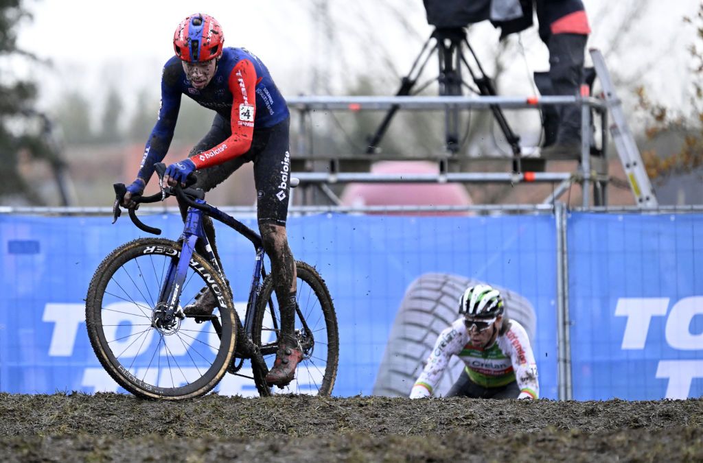 Pim Ronhaar (Baloise Trek Lions) negotiates a muddy stretch of the Dendermonde course