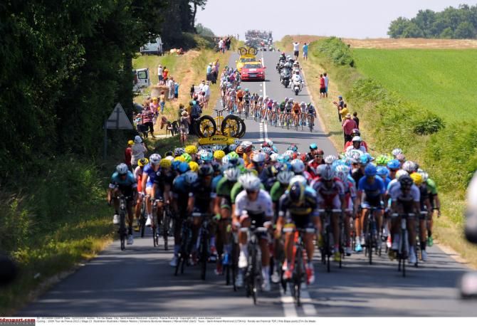 The wind shattered the peloton into pieces on stage 13