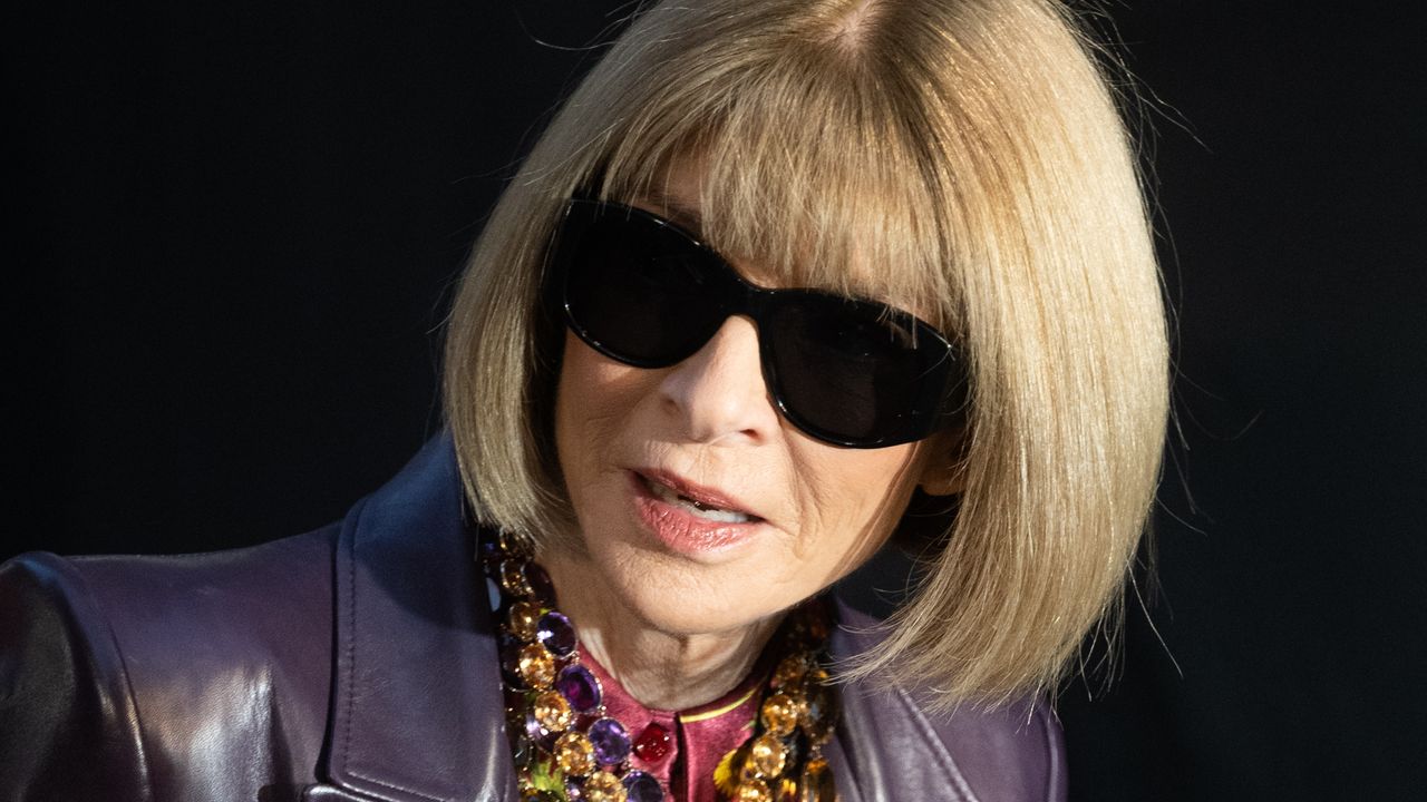 Anna Wintour&#039;s purple leather trench