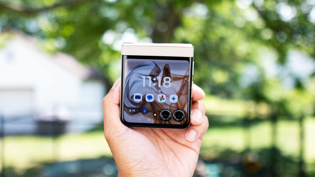Motorola Razr 2024 review.