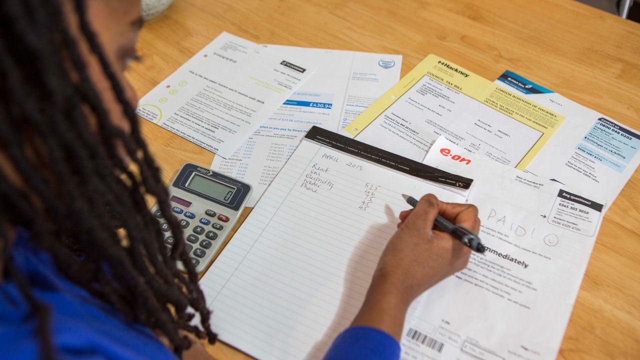 A consumer works out her energy costs