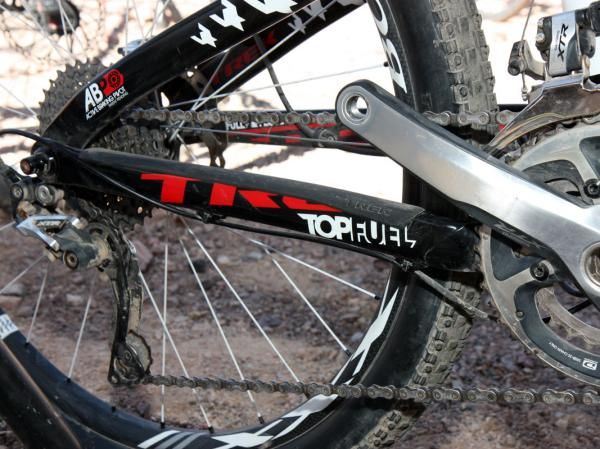 Continuous housing runs from the underside of the bottom bracket to the rear derailleur to help seal the line from contamination.