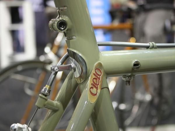 The integrated cable lock tucks away neatly within the seat cluster.