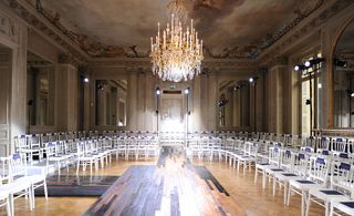 Simple seating set-up was centered around the multi-toned wooden catwalk, whose lines neatly juxtaposed the diagonal stripes of the parquet flooring.