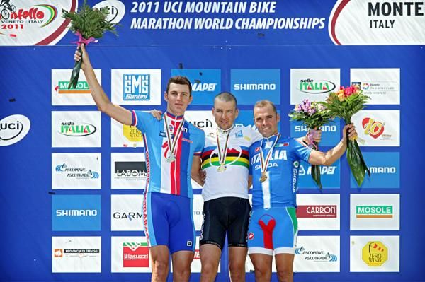 Jaroslav Kulhavy (Czech) in second; Christoph Sauser (Switzerland) in first; Mirko Celstino (Italy) in third.