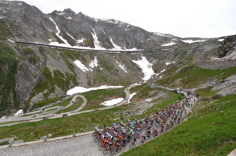 The peloton climbing up the Gotthardpass on stage 3