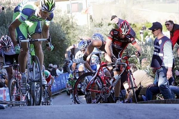 Luis Pasamontes (Caisse d'Epargne) has to dismount.