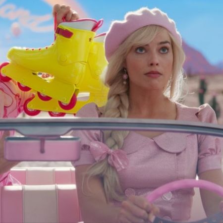 Margot Robbie in Barbie The movie, driving with roller skates behind her: how to roller skate