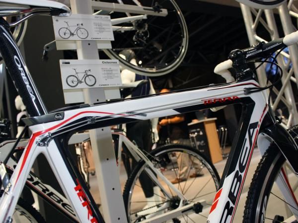 Orbea says the new Terra Silver's frame uses an asymmetrical top tube to place more surface against your shoulder - but only if you carry the bike on your right.