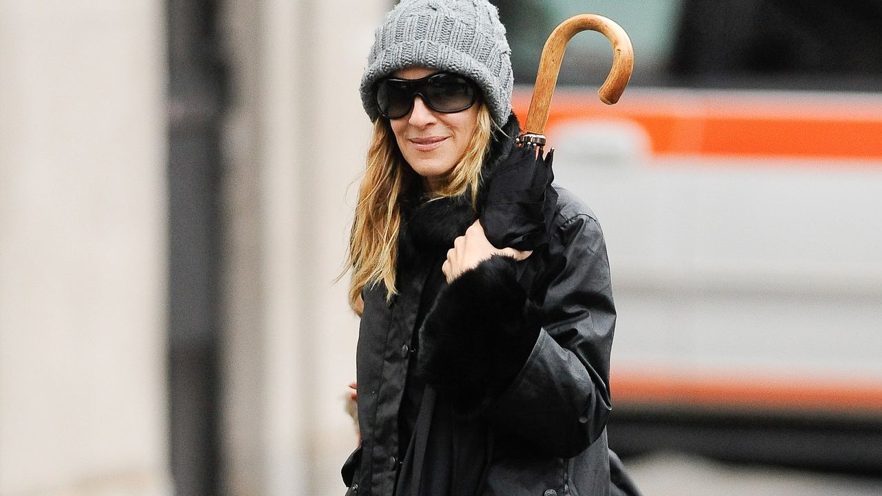 Sarah Jessica Parker wears Hunter wellies and raincoat November 5, 2010 in New York City