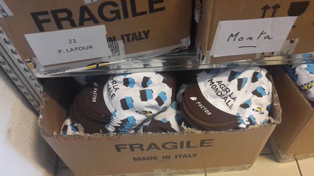 Casquettes add a touch of old-school and go down well with the fans