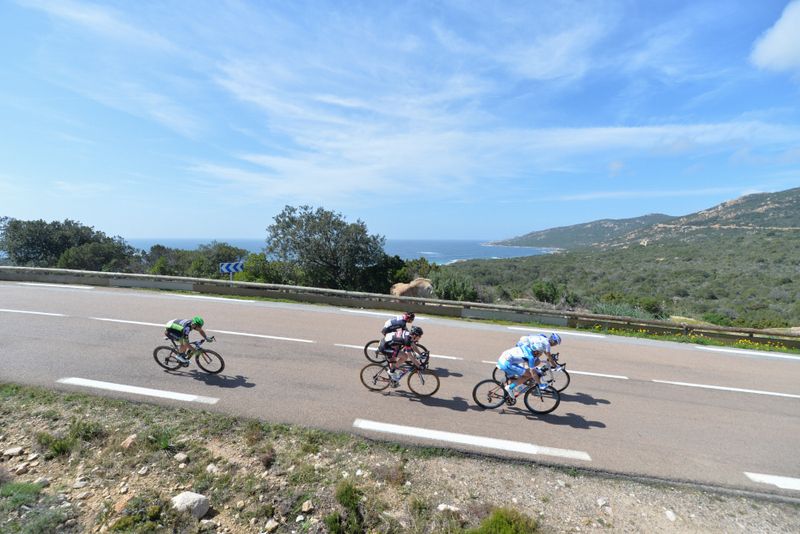 The breakaway descending the Cote de Roccapina