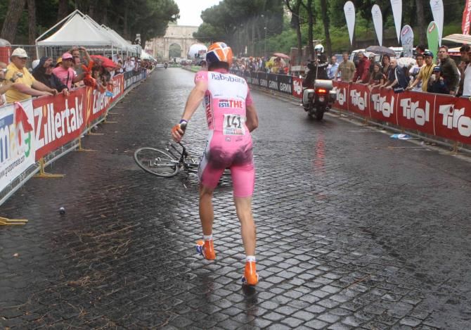 Menchov gets up after his crash in the final time trial in Rome
