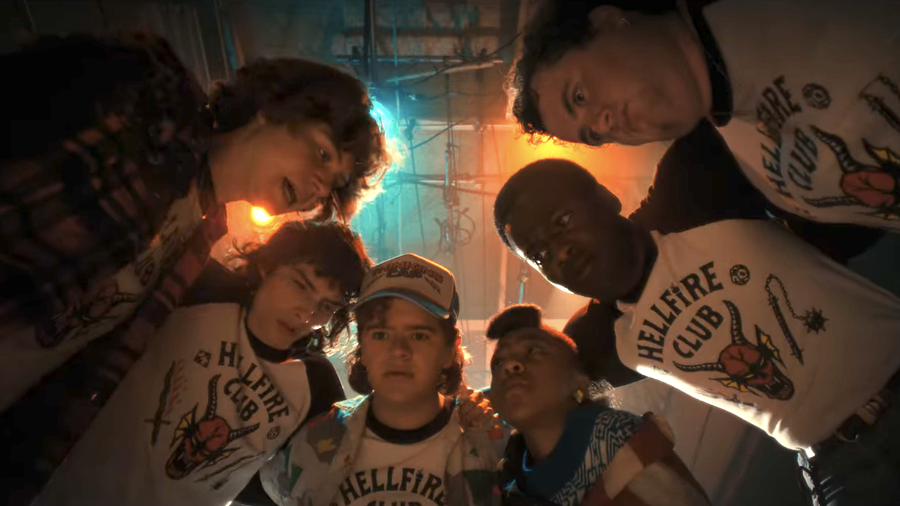 some of the stranger things season 4 cast in a huddle