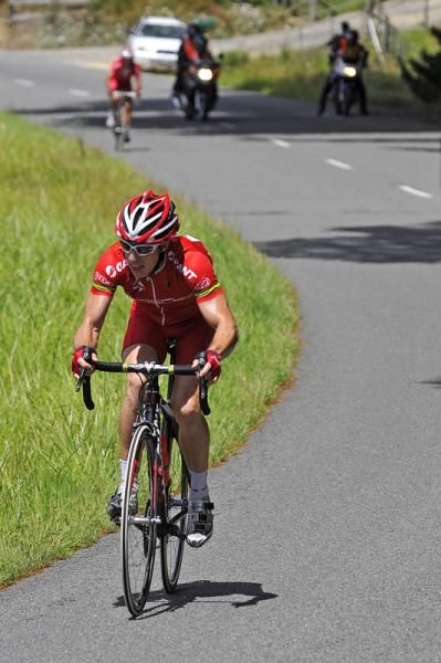 McDonald (Drapac Porsche) is too strong for his breakaway companion