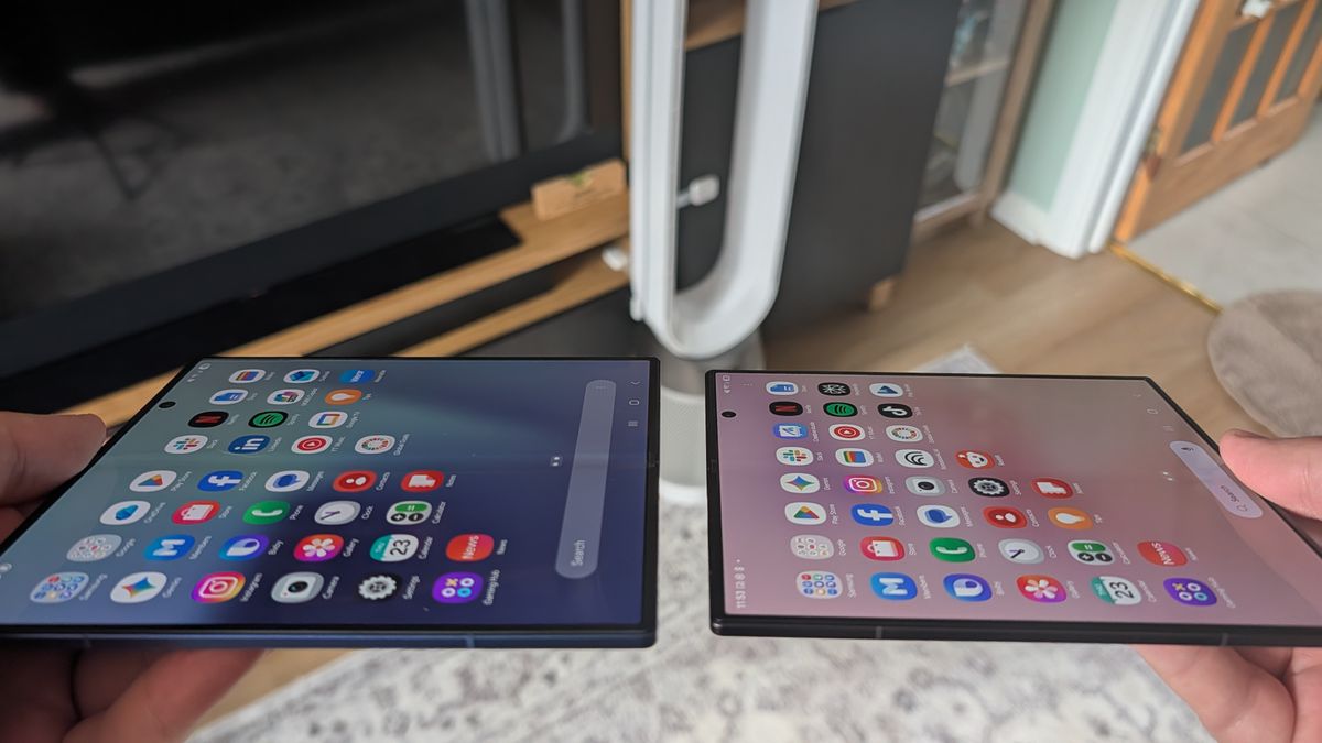 Samsung Galaxy Z Fold 8 و Z Fold 7 کنار هم برای نشان دادن چین و چروک های صفحه نمایش
