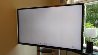 Samsung Flip 2 in einem Meetingraum vor einem Fenster