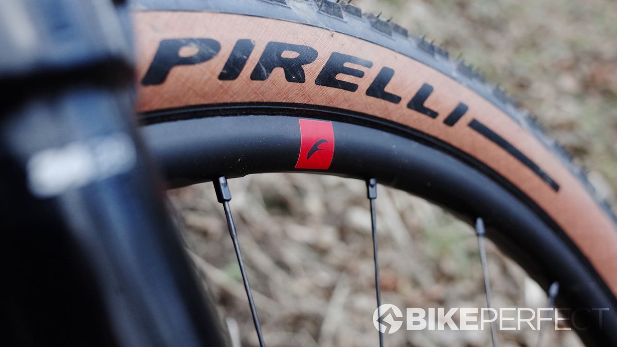 Fulcrum Red Zone 3 wheelset deacal close up