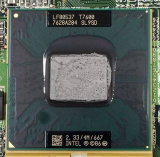 Under the silver grey thermal paste is the dual core Intel Core 2 Duo T7600 which is the fastest mobile CPU that Intel currently ships. It's clocked at 2.33 GHz has 4 MB of L2-Cache and FSB 667.