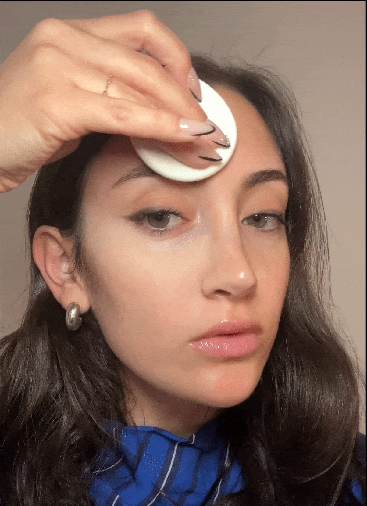Who What Wear associate beauty editor Alyssa Brascia applying the It Cosmetics CC+ Airbrush Perfecting Powder Foundation.