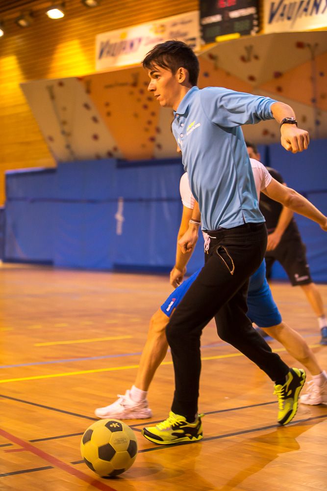 Romain Bardet shows what he can do with a football
