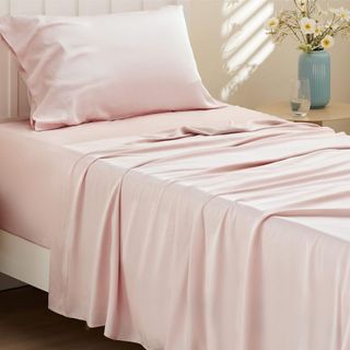 Bedsure Twin XL Sheet Set in Pink on a bed.