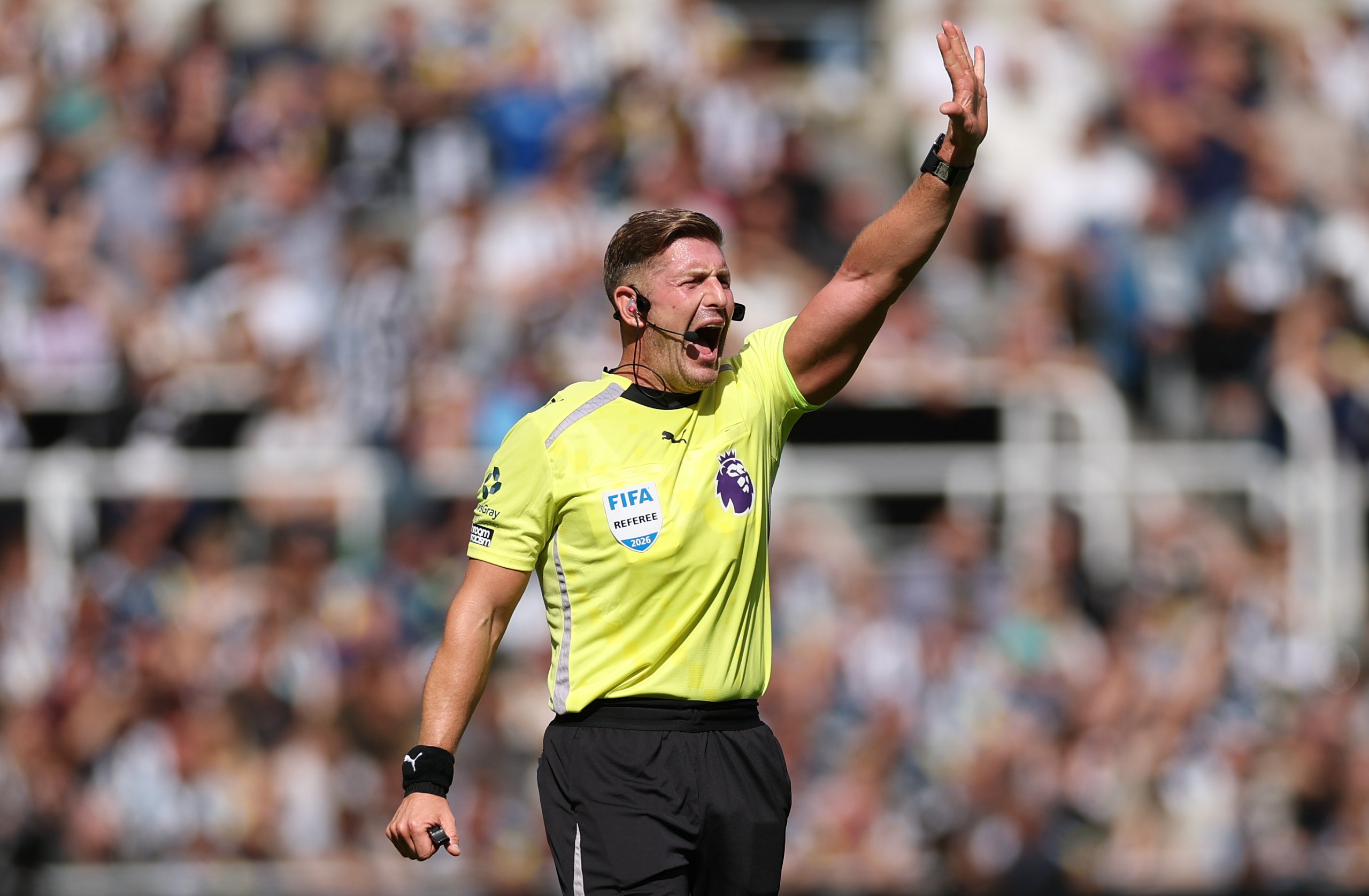 Premier League referee Rob Jones counting down