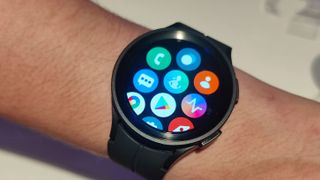 Samsung Galaxy Watch 5 Pro på et håndledd.