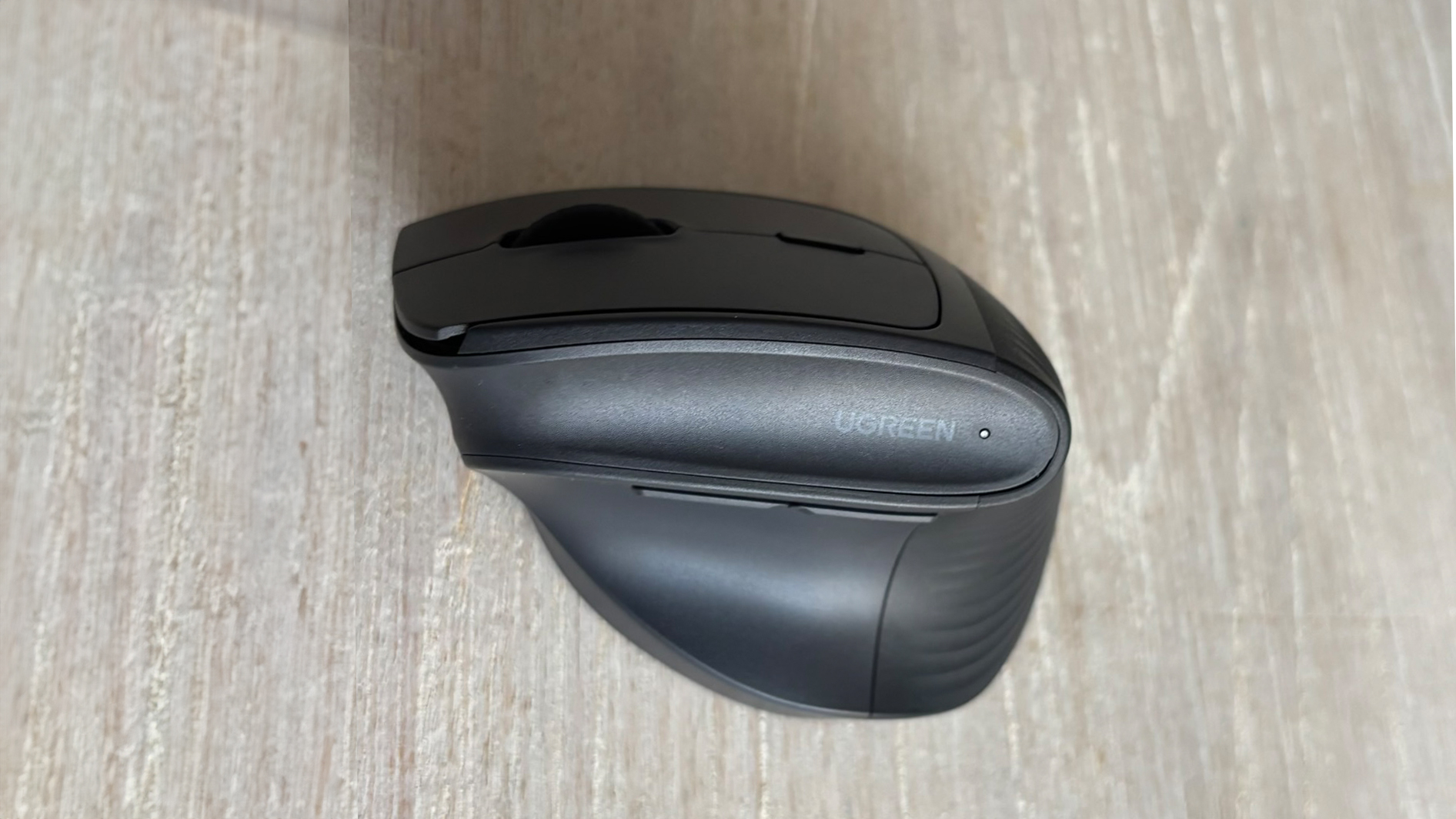 Ugreen M571 Vertical Ergonomic Mouse from the side