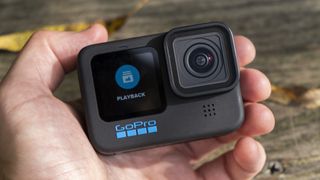 GoPro Hero 10 Black actionkamera på en træbænk