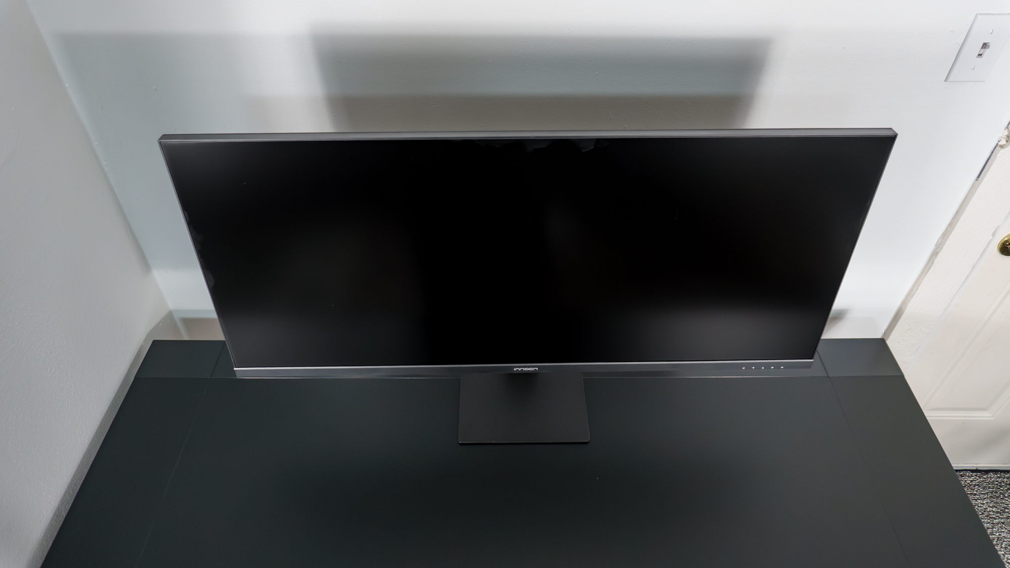 The Innocn 40C1U set up on a desk but not plugged in