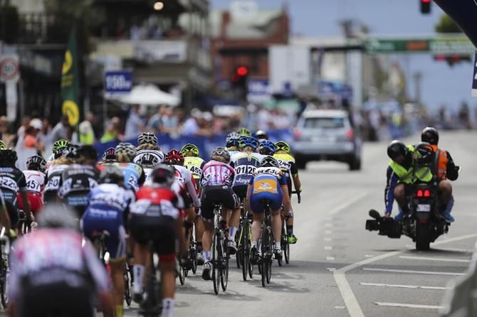 The Women's Field head up the finish straight
